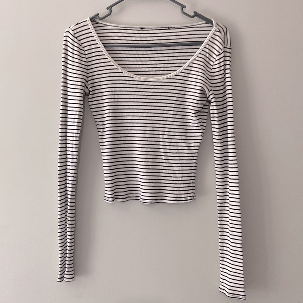 Scoop Neck B&W Striped Fitted Top